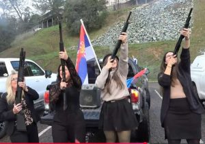 ПУЦАЈУ ПРАНГИЈЕ У КАЛИФОРНИЈИ: Овако су Српкиње показале како се слави Божић (ВИДЕО)