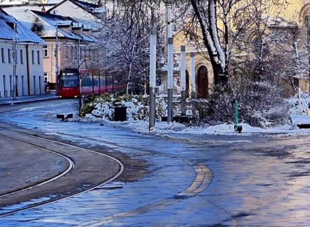 MUŠKARAC PROPAO KROZ LED: Klizanje moglo završiti tragedijom u Bratislavi