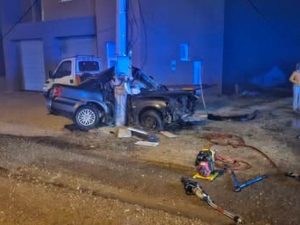 ДЕТАЉИ СТРАВИЧНЕ САОБРАЋАЈНЕ НЕСРЕЋЕ У ДЕРВЕНТИ: Аутомобил преполовљен од силине удара