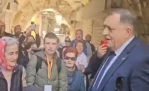 SPONTANI TRENUTAK NA ULICI: Dodik u Jerusalimu zapjevao sa vjernicima (VIDEO)
