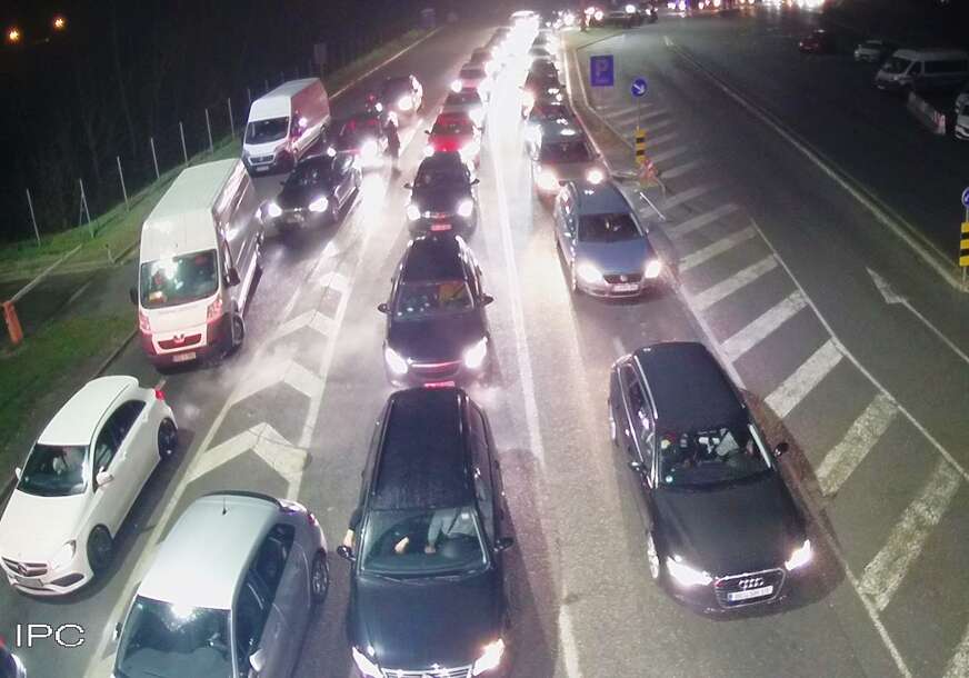 АКО ПУТУЈЕТЕ, НАОРУЖАЈТЕ СЕ СТРПЉЕЊЕМ: Хаотично стање на граничним прелазима у БиХ