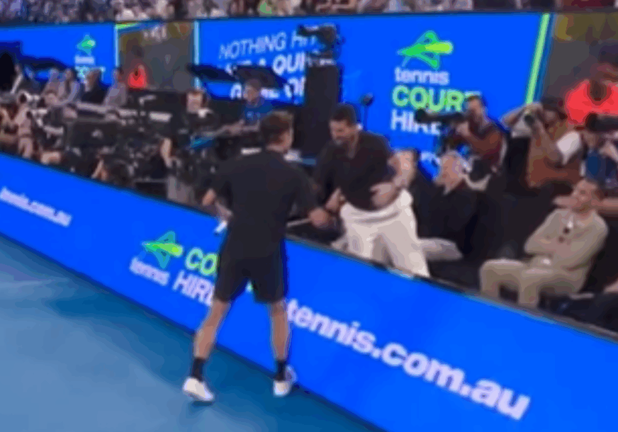 POTEZ KOJI JE JE ODUŠEVIO SVIJET: Federer prekinuo meč kada je vidio Đokovića, pa oduševio potezom (VIDEO)