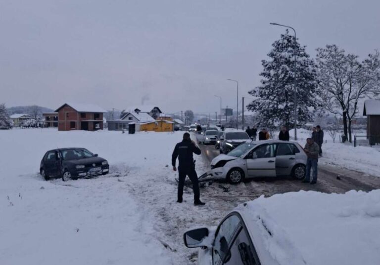 SUDAR KOD KLAŠNICA: Automobil smrskan, ima povrijeđenih
