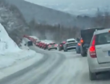 VOZAČI ZAGLAVLJENI U SNIJEGU: Gužve na putu Bjelašnica – Sarajevo (VIDEO)