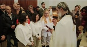 MAJKA I KĆERKE IZ TURSKE PREŠLE NA PRAVOSLAVLJE: Danas su se krstile u Trebinju, zovu se Jelisaveta, Marija i Ana (FOTO)