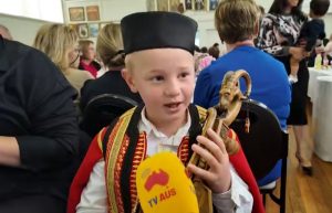 ЛУКА ОСВОЈИО СРЦА ПУБЛИКЕ: Седмогодишњи гуслар чува традицију Срба у далекој Аустралији (ФОТО/ВИДЕО)