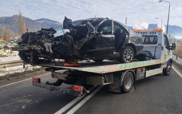 АУТОМОБИЛ СМРСКАН ДО НЕПРЕПОЗНАТЉИВОСТИ: Језива саобраћајна несрећа у БиХ, једна особа страдала (ФОТО)