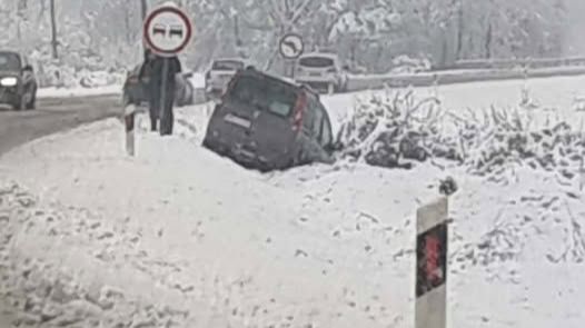 AUTOMOBIL ZAVRŠIO U KANALU KOD MAGLAJA: Stvorile se gužve u saobraćaju (FOTO)