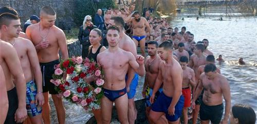 200 MLADIĆA ZAPLIVALO U TREBINJU ZA ČASNI KRST: Osamnaestogodišnji Andrej Lučić bio prvi (FOTO)