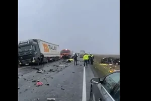 ПОГИНУЛО 7 НАВИЈАЧА: Застрашујућа несрећа у близини границе Србије и Румуније (ВИДЕО)