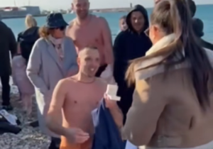 РЕКЛА „ДА“ НА БОГОЈАВЉЕЊЕ: Момак послије пливања за Часни крст у Бару запросио дјевојку (ФОТО/ВИДЕО)