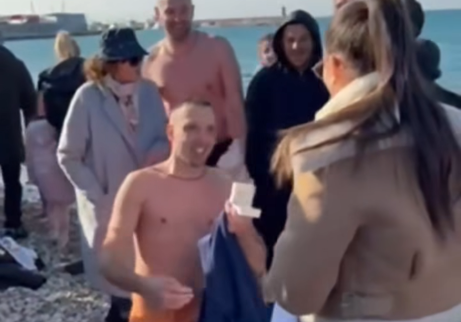 REKLA „DA“ NA BOGOJAVLJENJE: Momak poslije plivanja za Časni krst u Baru zaprosio djevojku (FOTO/VIDEO)