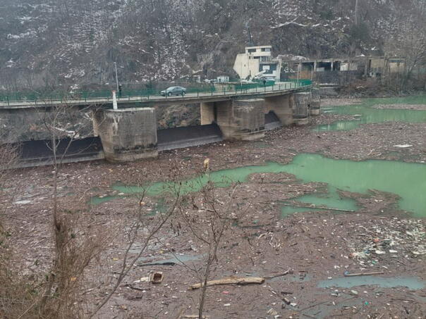 ПЛУТА 500 КУБНИХ МЕТАРА СМЕЋА: Почело чишћење Јабланичког језера