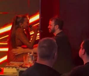 „СТО ЋУ ЧУДА УЧИНИТИ“: Пријовићка грлила и љубила мужа током наступа (ВИДЕО)