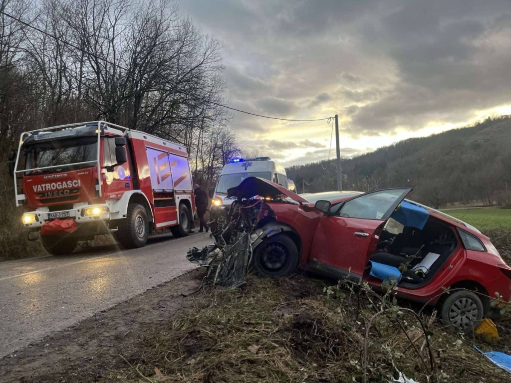 СУДАР КОД ПРИЈЕДОРА: Аутомобили смрскани, има повријеђених (ФОТО)