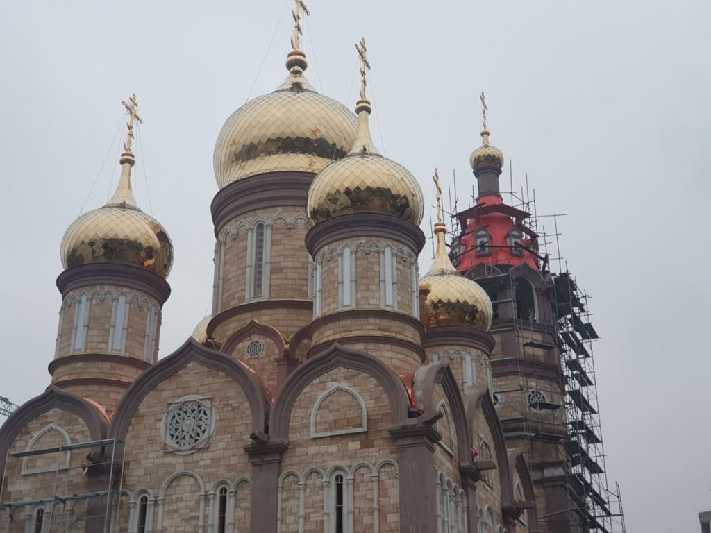 ПОСЛИЈЕ ОСЛИКАВАЊА ИКОНА, СВЕТИЊА ОТВАРА ВРАТА: Изградња Руско-српског храма у Бањалуци ближи се крају (ФОТО)