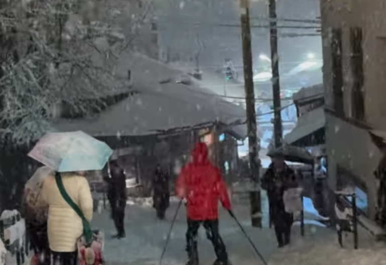 HIT SNIMAK: Sarajlija skija gradom kao da je na Jahorini (VIDEO)