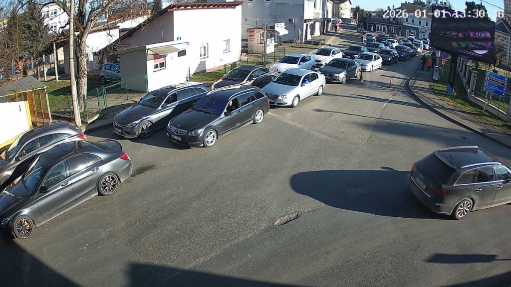 ПРАЗНИЧНЕ ГУЖВЕ И ЗАДРЖАВАЊА: На овим граничним прелазима будите стрпљиви