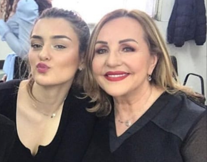 OVA LJEPOTICA JE UNUKA ANE BEKUTE: Često se pojavljuje na koncertima sa bakom (FOTO)