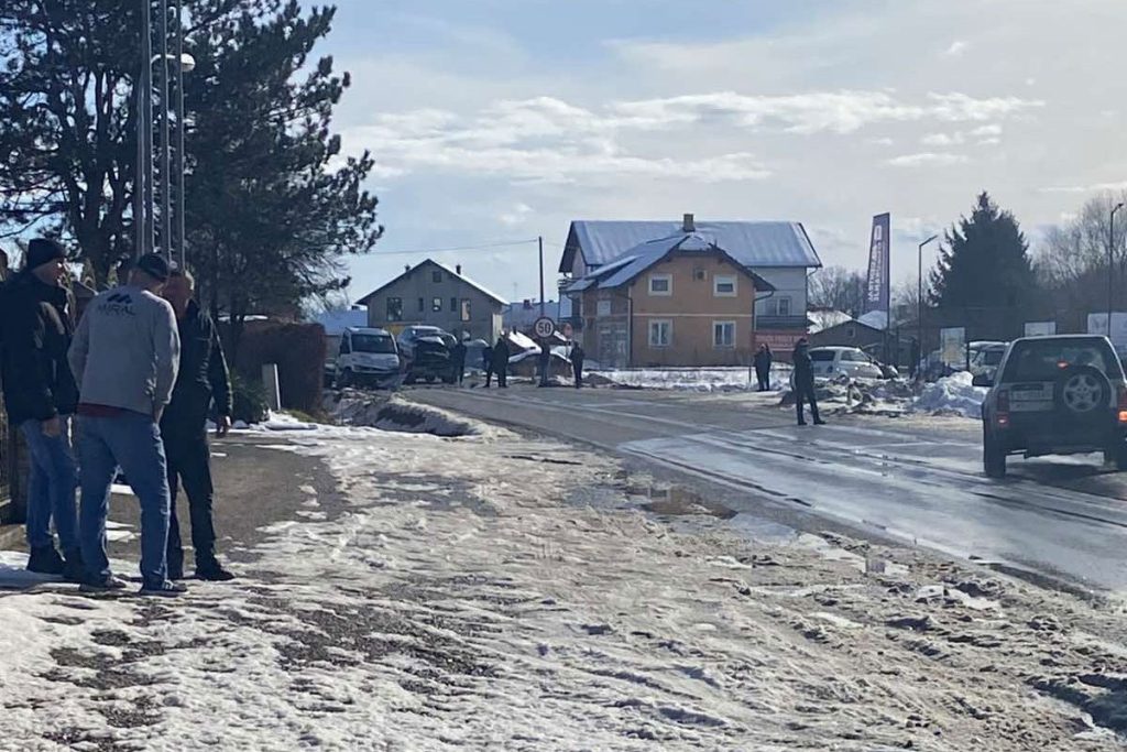 TEŽAK UDES NA ULAZU U PRNJAVOR: Sudarili se šlep vozilo i „Mercedes“, ima povrijeđenih (FOTO)