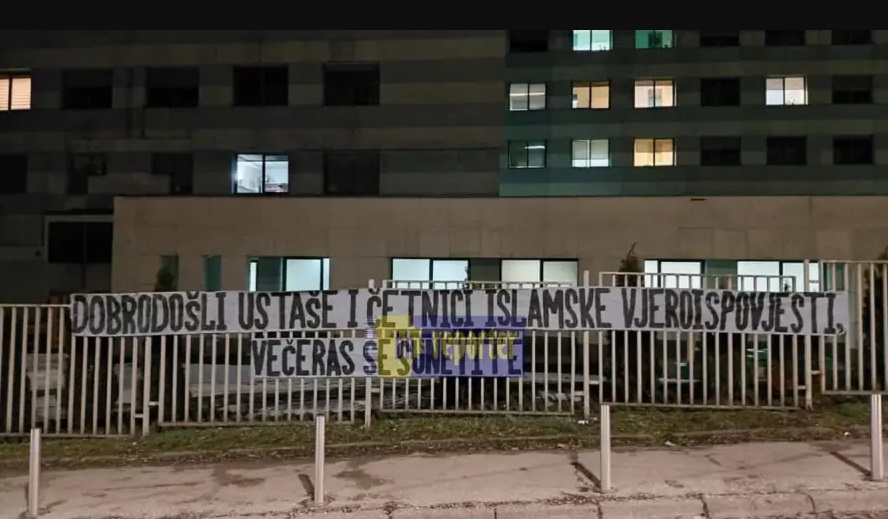 PONIŽAVAJU I VRIJEĐAJU SRBE: Hapšenje u Tuzli zbog uvredljivog transparenta povrijeđenima iz Srpske