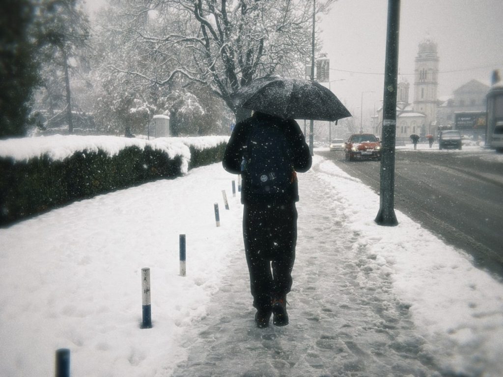 „ГЕГАЈТЕ СЕ КАО ПИНГВИН“: Недим Сладић подсјетио како ходати по леду (ВИДЕО)