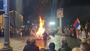 VJERNI NAROD NA TRGU U TREBINJU: Paljenje badnjaka obasjalo grad (FOTO/VIDEO)