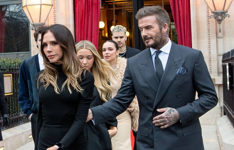 PRVO POJAVLJIVANJE BEKAMOVIH U JAVNOSTI NAKON SKANDALA: Evo šta je na sve rekla Viktorija (FOTO/VIDEO)