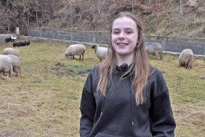 VIŠE VOLI OVCE NEGO IZLASKE: Tinejdžerka iz Odžaka se razlikuje od svojih vršnjaka (VIDEO)