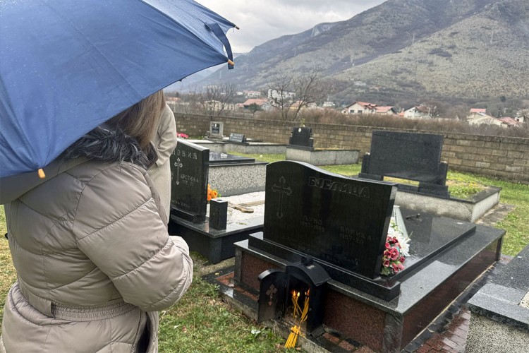 GROBOVE PREDAKA IM PREPISALI NA „DRŽAVU“: Srbi u Mostaru sa strepnjom obilježili Zadušnice (FOTO)
