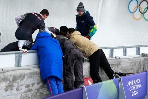 TEŽAK PAD NA ZOI: Austrijski tim doživio nesreću, bob sa četvercem se prevrnuo pri velikoj brzini (VIDEO)