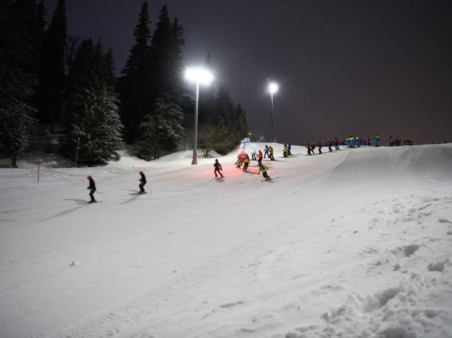 SPEKTAKULARAN PRIZOR: Počelo noćno skijanje na Prači
