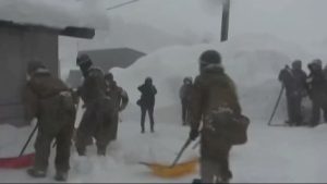 STANOVNICI SE JEDVA PROBIJAJU KROZ ULICE: Napadala rekordna količina snijega u Japanu (VIDEO)