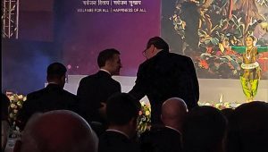 VUČIĆ SJEDI PORED MAKRONA NA VEČERI: Predsjednik Srbije na Samitu o vještačkoj intelegenciji (VIDEO)