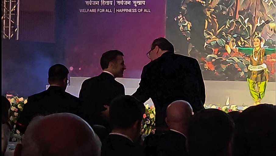 VUČIĆ SJEDI PORED MAKRONA NA VEČERI: Predsjednik Srbije na Samitu o vještačkoj intelegenciji (VIDEO)