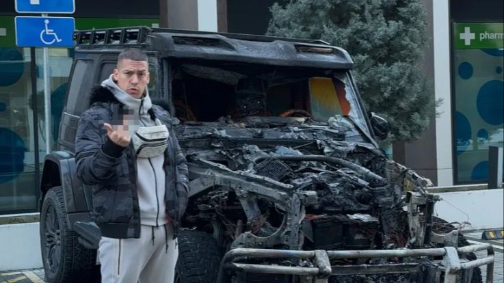 BAKA PRASE POZIRAO PORED ZAPALJENOG DŽIPA: Imao samo jednu poruku za hejtere (FOTO)