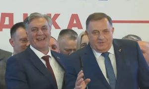 SNSD SLAVI POBJEDU: Ori se „Ne može nam niko ništa…“