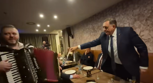 200 EVRA ZA HARMONIKAŠA! Pogledajte kako Dodik i Karan slave pobjedu (VIDEO)