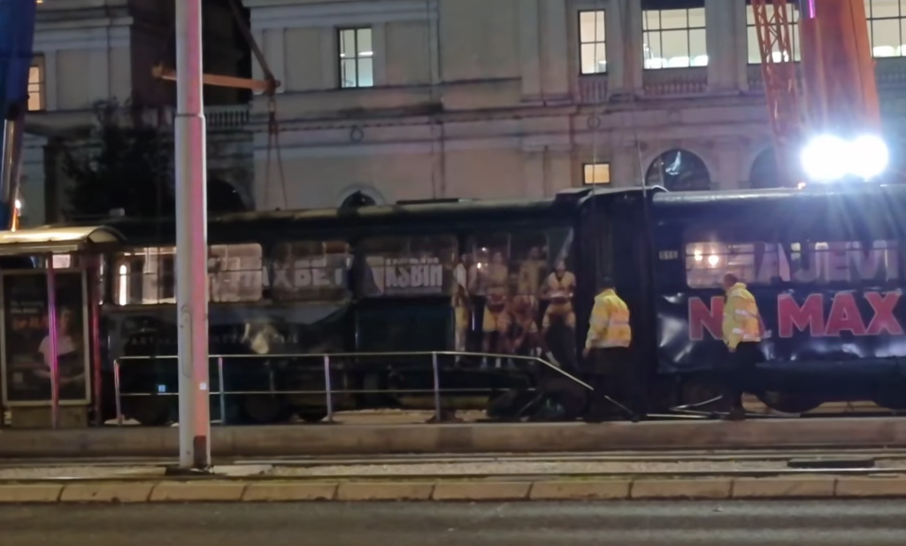 VOZAČ „TRAMVAJA SMRTI“ NA ISPITIVANJU U MUP-u KS: „Onda se desilo šta se desilo…“ (VIDEO)