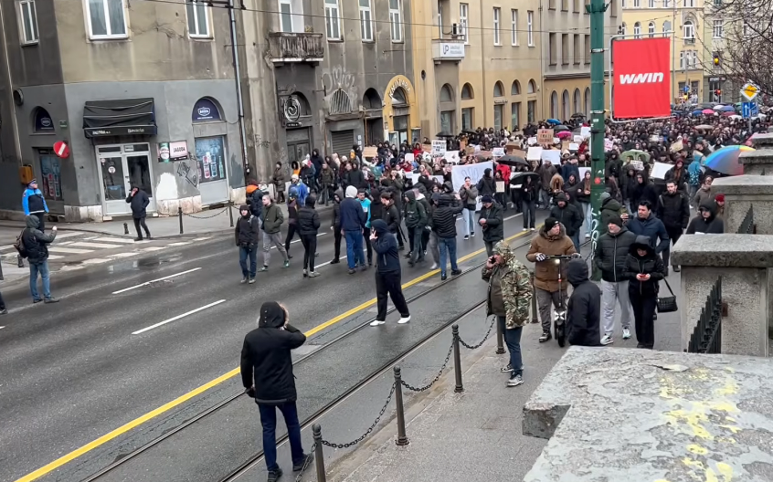 СПРИЈЕЧЕН ИНЦИДЕНТ НА ПРОТЕСТИМА У САРАЈЕВУ: Група са фантомкама и бејзбол палицама ушла у масу људи