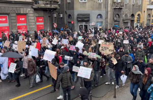 ЗАВРШЕНИ ПРОТЕСТИ У САРАЈЕВУ: Ухапшено 5 особа, међу њима и малољетници (ФОТО)