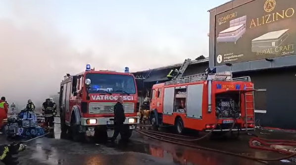 IMA VIŠE POVRIJEĐENIH OSOBA: Najnovije informacije o požaru u fabrici namještaja u Brčkom (VIDEO)