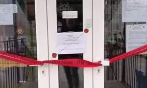 ИНСПЕКЦИЈА ПОСТАВИЛА ЦРВЕНУ ТРАКУ НА УЛАЗ: Школа у Бањалуци прокишњава, родитељи се жале (ВИДЕО)