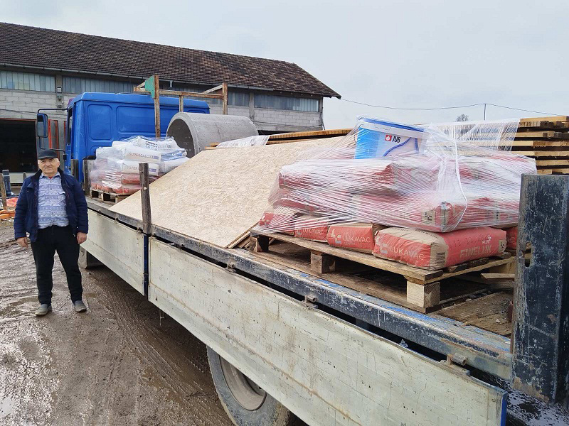 DONACIJA ZA RATNOG VOJNOG INVALIDA: Gojku Mariću iz Bardače dodijeljen građevinski materijal (FOTO)