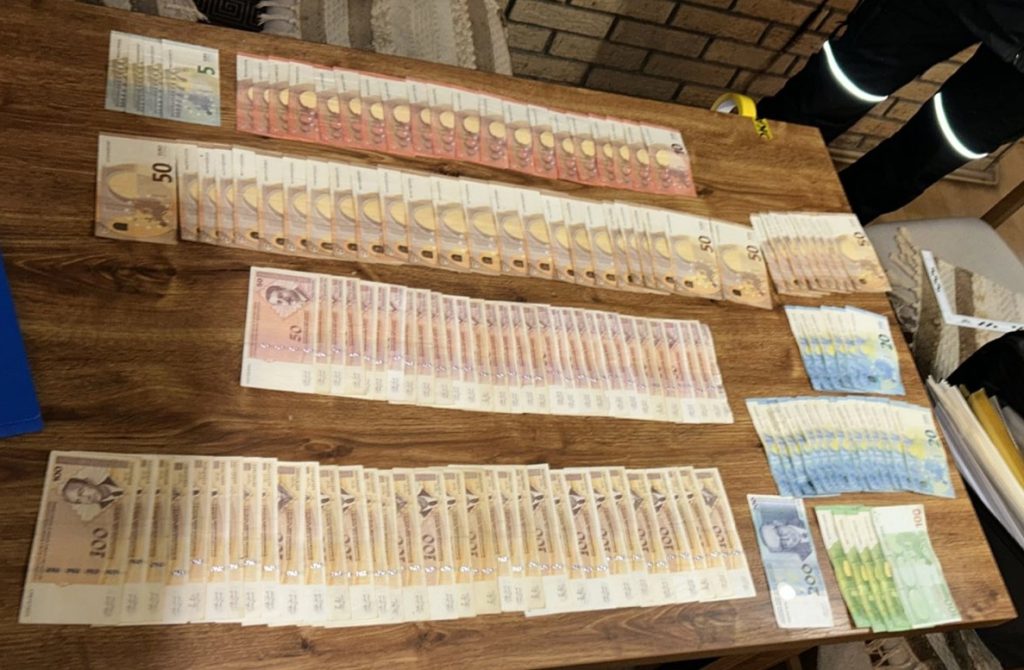 POLICIJA „ULOVILA“ DROGU I NOVAC: Pet lica uhapšeno u Tuzli (FOTO)