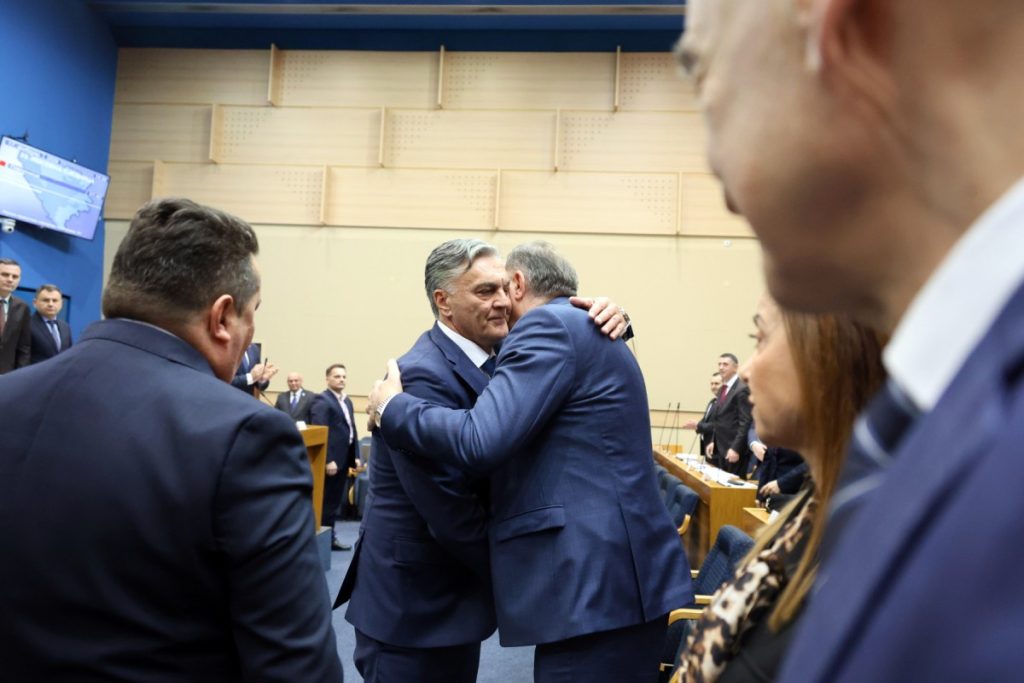 „PRED NAMA SU NOVE POBJEDE“: Dodik čestitao Karanu stupanje na dužnost predsjednika Republike Srpske (FOTO)