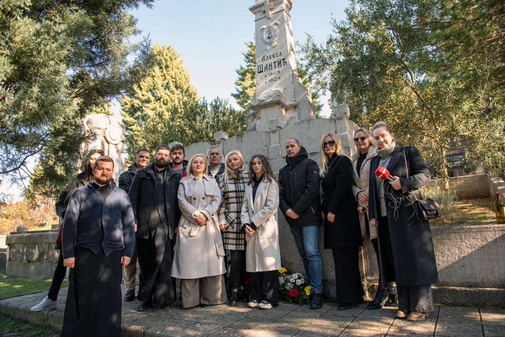 SJEĆANJE NA ČUVENOG SRPSKOG PJESNIKA: Obilježene 102 godine od smrti Alekse Šantića u Mostaru (FOTO)