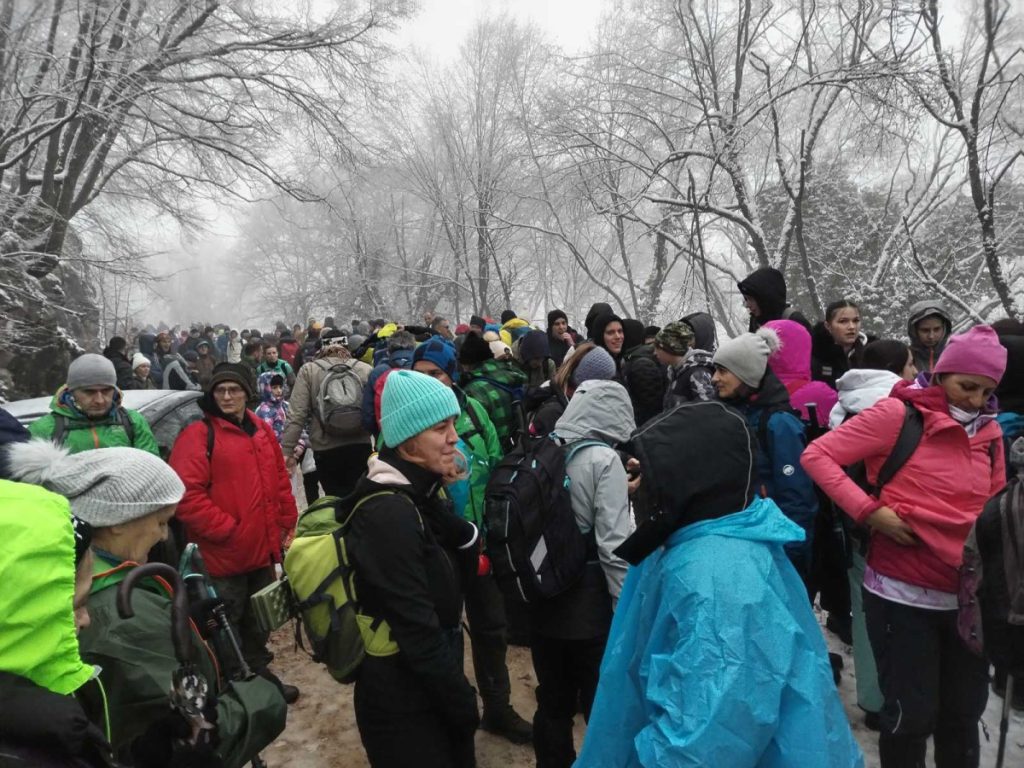 TRADICIONALNA MANIFESTACIJA „POHOD U PJENOVAC“: Planinari iz Vlasenice uživali u zimskoj avanturi (FOTO)