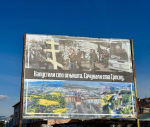 ОГЊИШТА НАПУСТИЛО 150.000 СРБА: У Источном Сарајеву постављени билборди са фотографијама из времена егзодуса сарајевских Срба (ФОТО)