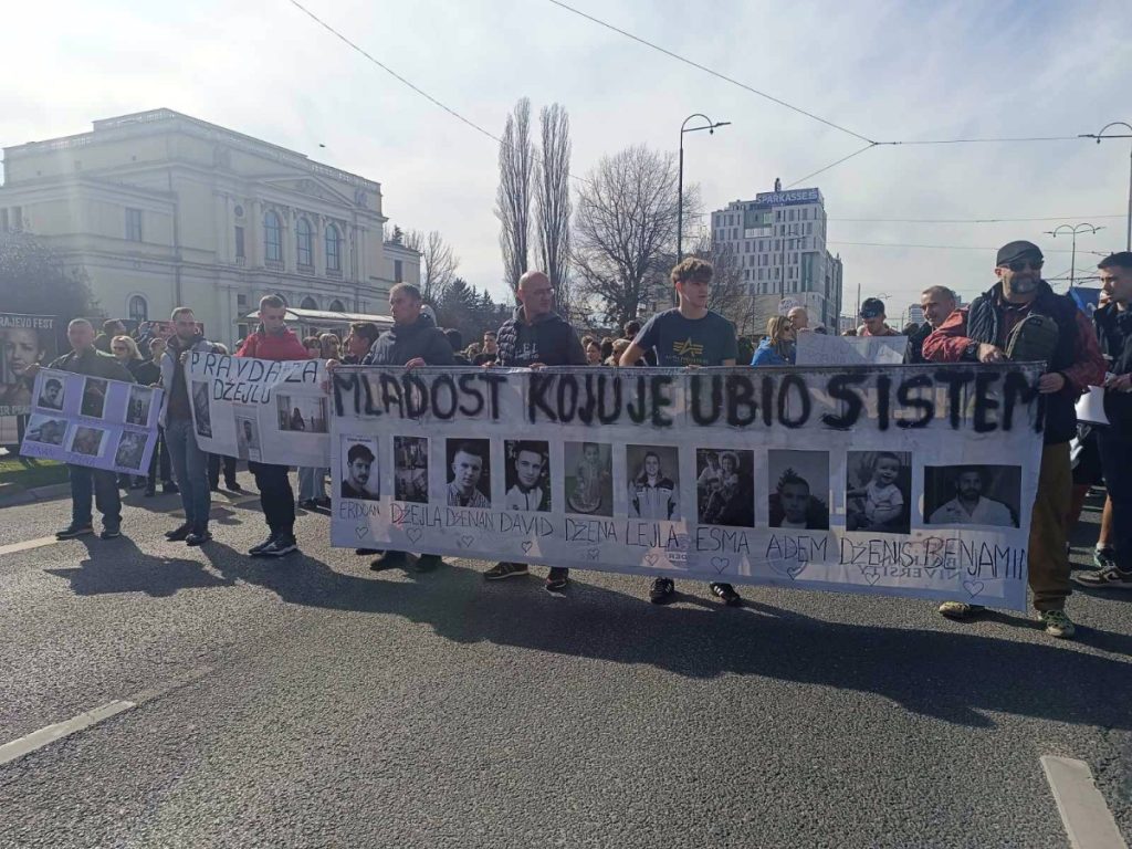 „MLADOST KOJU JE UBIO SISTEM“: Građani Sarajeva zahtjevaju odgovornost zbog tramvajske nesreće (FOTO)